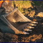 A gépi ásás gyors és pontos megoldást jelent a kertépítéshez.