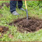 Kézi ásás: A legbiztonságosabb módja a kábeltrenchek ásásának.