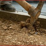 Kézi ásás: A természetes kertészkedés módja.