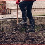 Kézi ásás: Az idősebb idők egyszerű, de hatékony megközelítése a kertészethez.